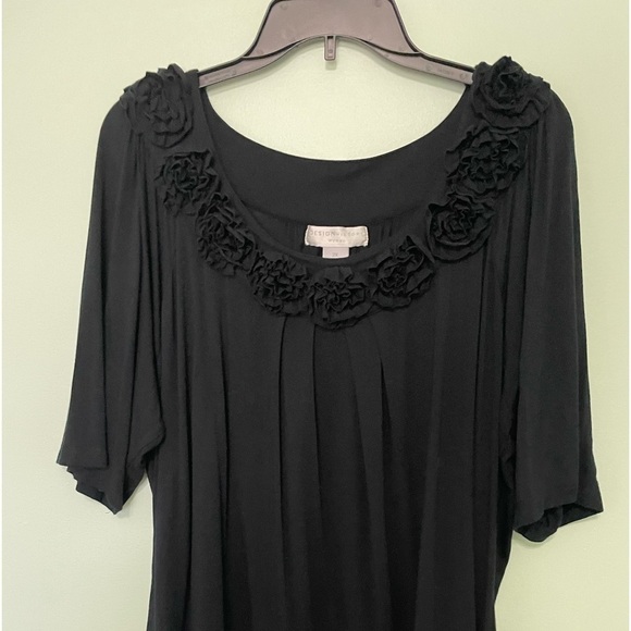 Design History black shirt size 2X with beautiful flowers adoring the neckline - Picture 2 of 10